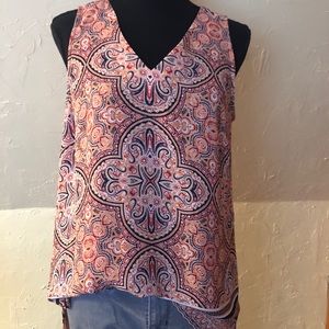 Multicolored v-neck sleeveless blouse.